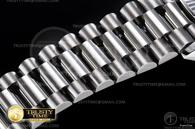1003 Versatile RDD0220H – DayDate 36mm 701
